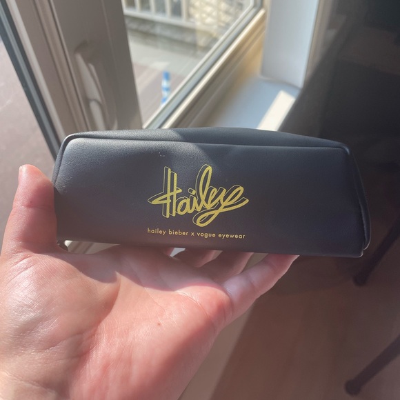 Vogue x Hailey Bieber sunglasses - Picture 3 of 6